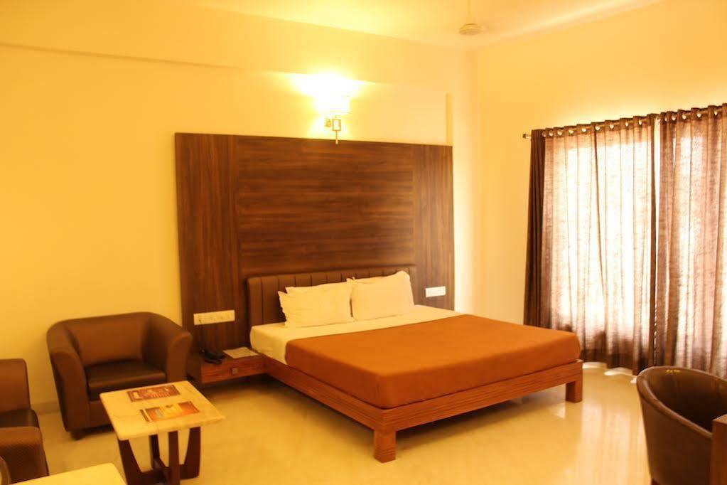 Hotel Grand 3D Bhuj Exteriér fotografie