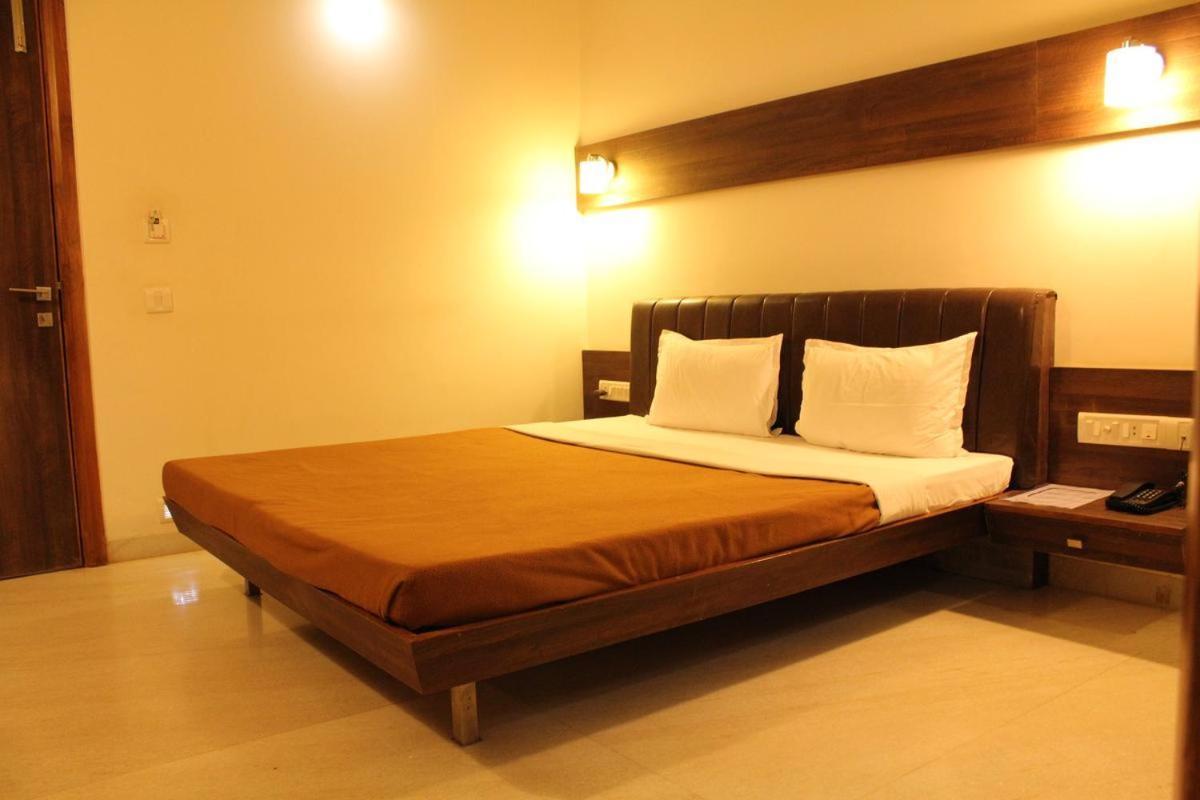 Hotel Grand 3D Bhuj Exteriér fotografie